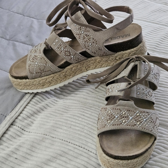 Madeline Girl Women's Beige Sandals with Rhinestone Detailing Size 8.5 - Picture 5 of 10